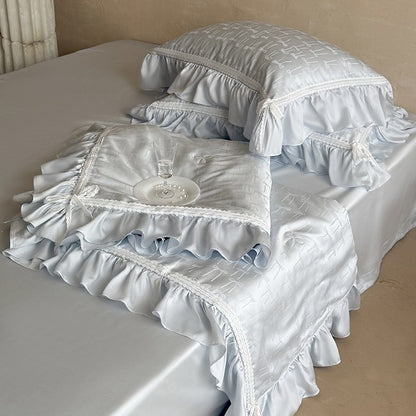 Satin-Bettwäschegarnitur mit Jacquard-Schleifenrelief, gerafftem Volant und Spitzenborte