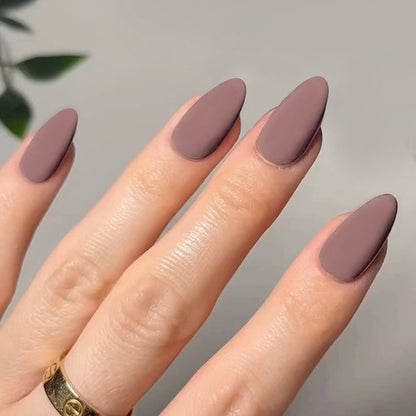 Kunstvolle Stiletto-Nägel im matten Design Brehn