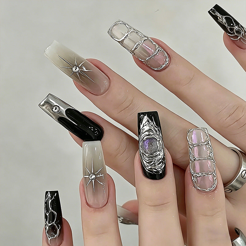 Kunstvolle Nagelspitzen mit eleganten Mustern Brehn