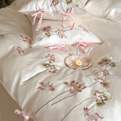 Besticktes Satin-Feel Bettbezugset mit Bändchenverschluss und floralen Applikationskissenbezügen