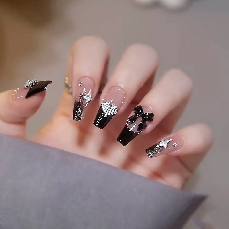 Kunstnagelset mit glamourösen 3D-Verzierungen und edlen Akzenten Brehn