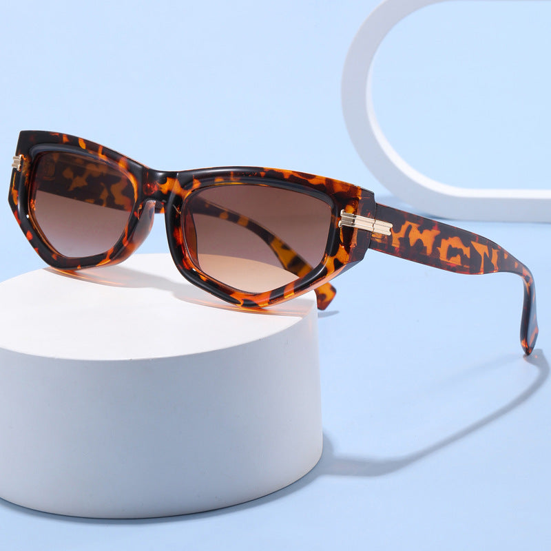 Damen trendige Cat-Eye-Sonnenbrille mit lackiertem Rahmen und akzentuierten Metall-Details Brehn