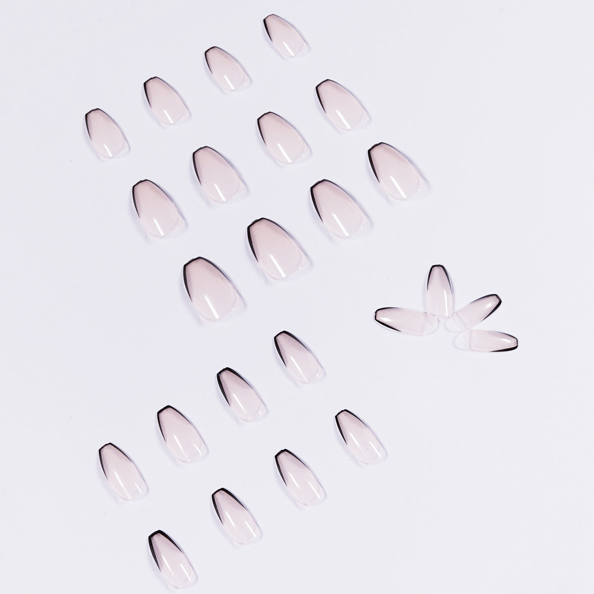 Kunstvolle Stiletto-Nägel mit eleganter Schwarzspitzenverzierung Brehn