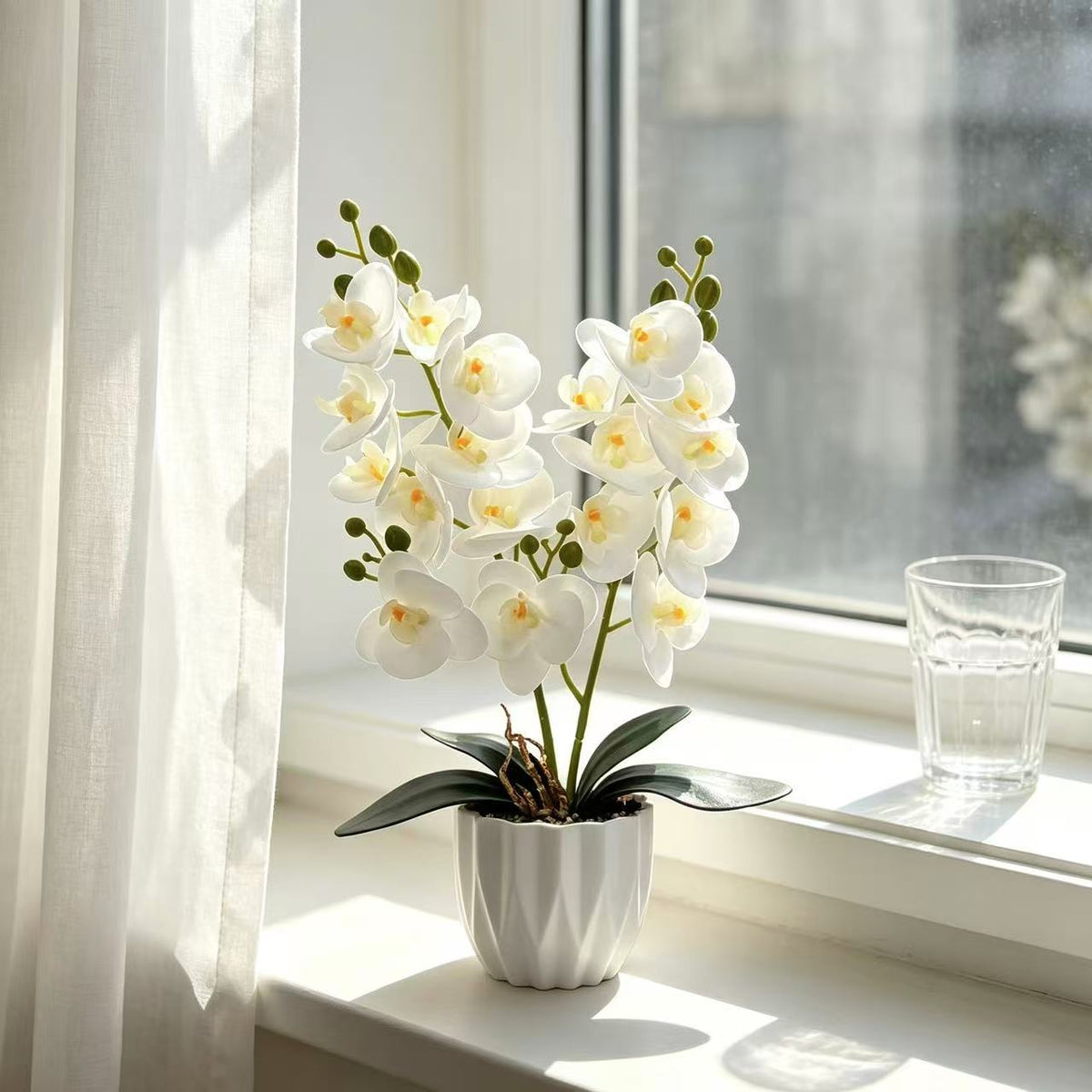 Dekoratives künstliches Orchideenarrangement für die Innendekoration zu Hause