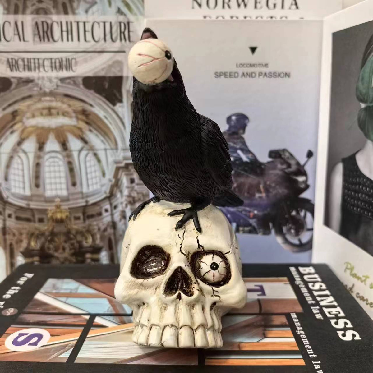 Dekofigur mit Rabe auf Totenkopf Brehn