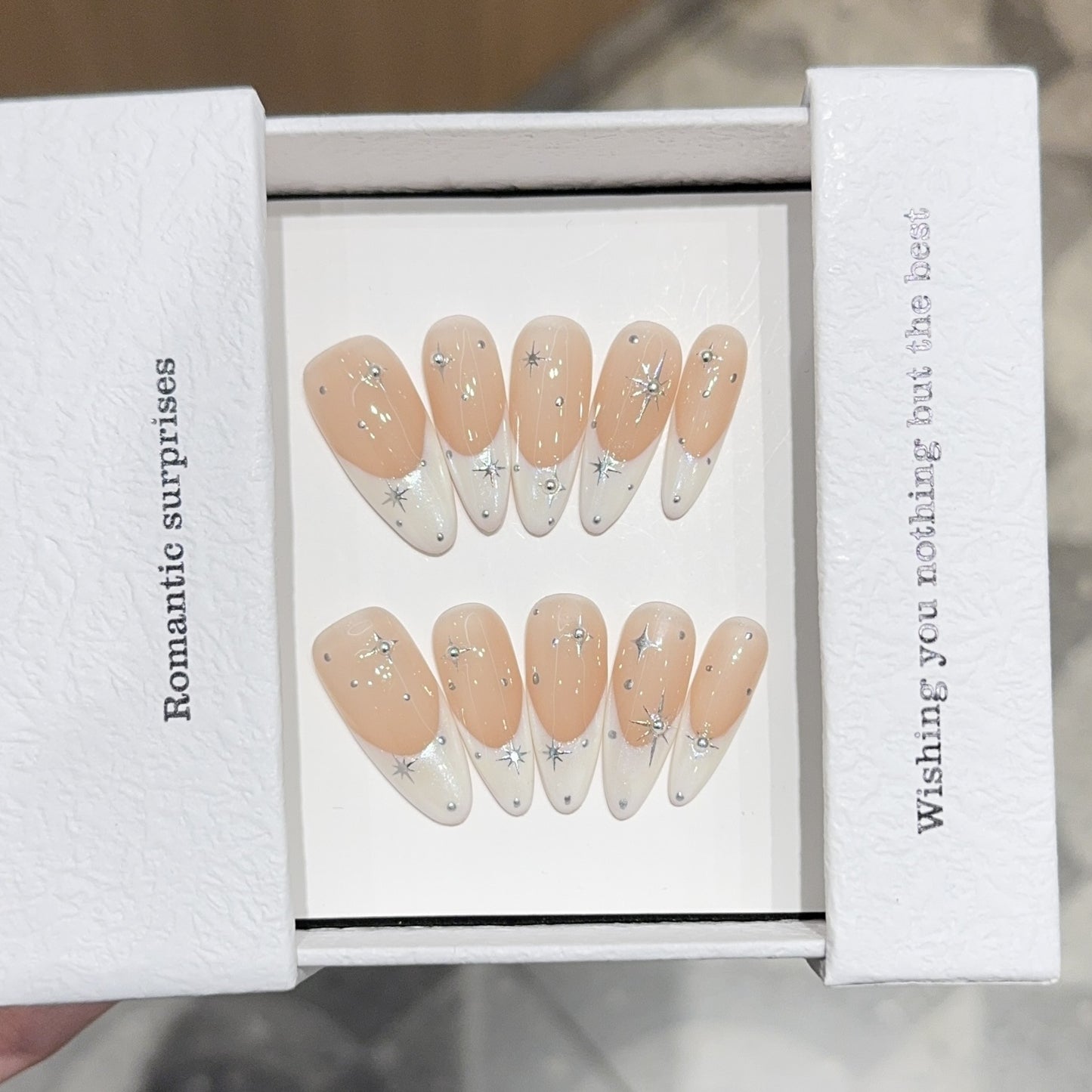 Glamouröse Kunstnägel mit Romantischem Sternenmotiv Brehn