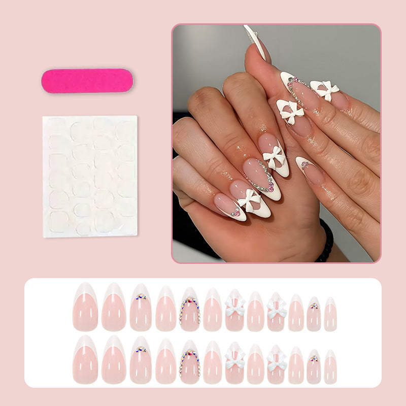 Kunstnagelset mit romantischen Schleifen und Glamourösen Verzierungen Brehn