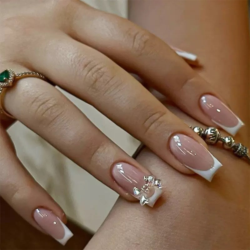 Kunstnagelset mit glamourösen French-Spitzen und funkelnden Akzenten Brehn