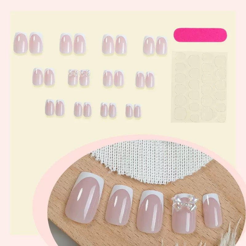 Kunstnagelset mit glamourösen French-Spitzen und funkelnden Akzenten Brehn