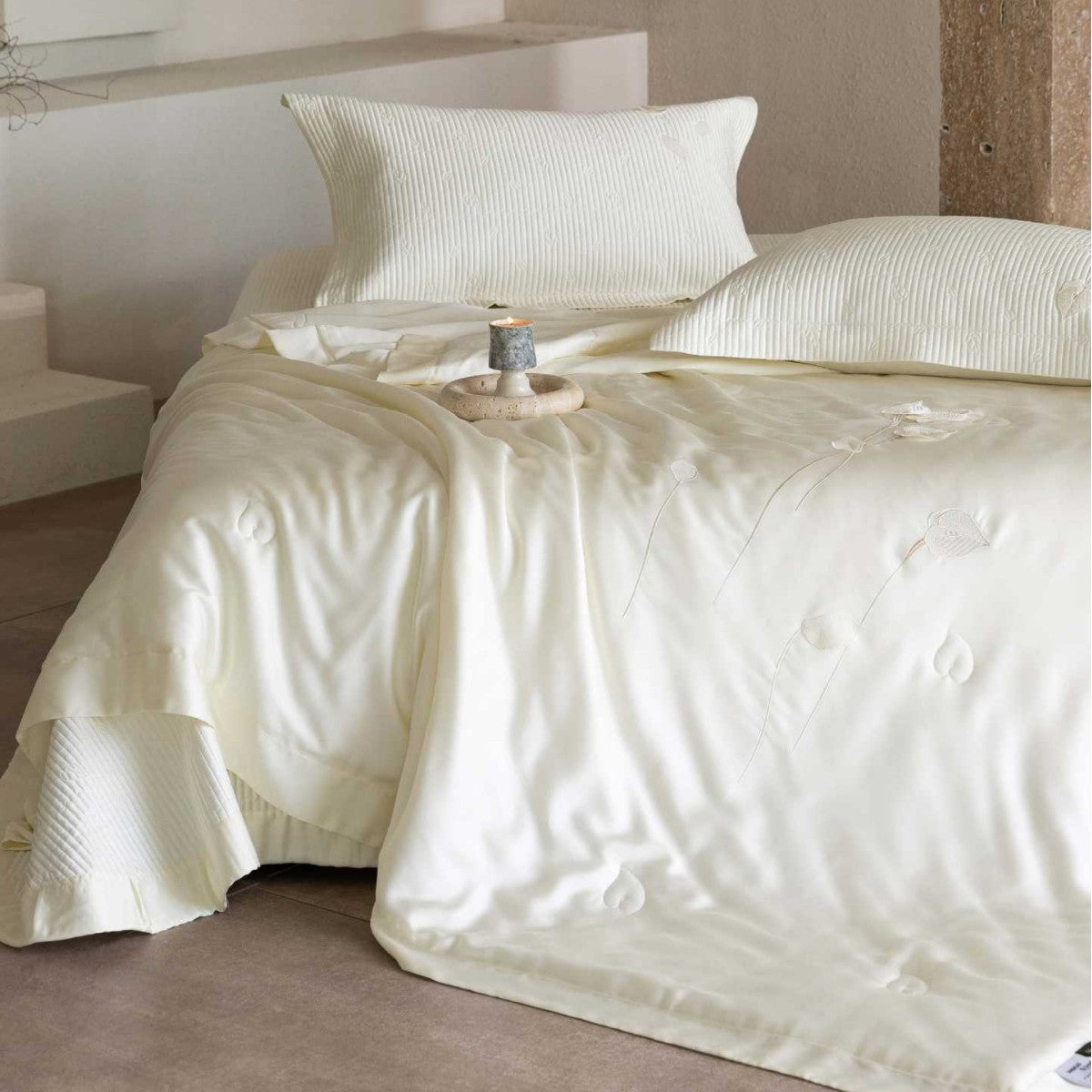 Luxuriöses Satin-Bettwäsche-Set mit bestickter Steppdecke und Kissenbezügen