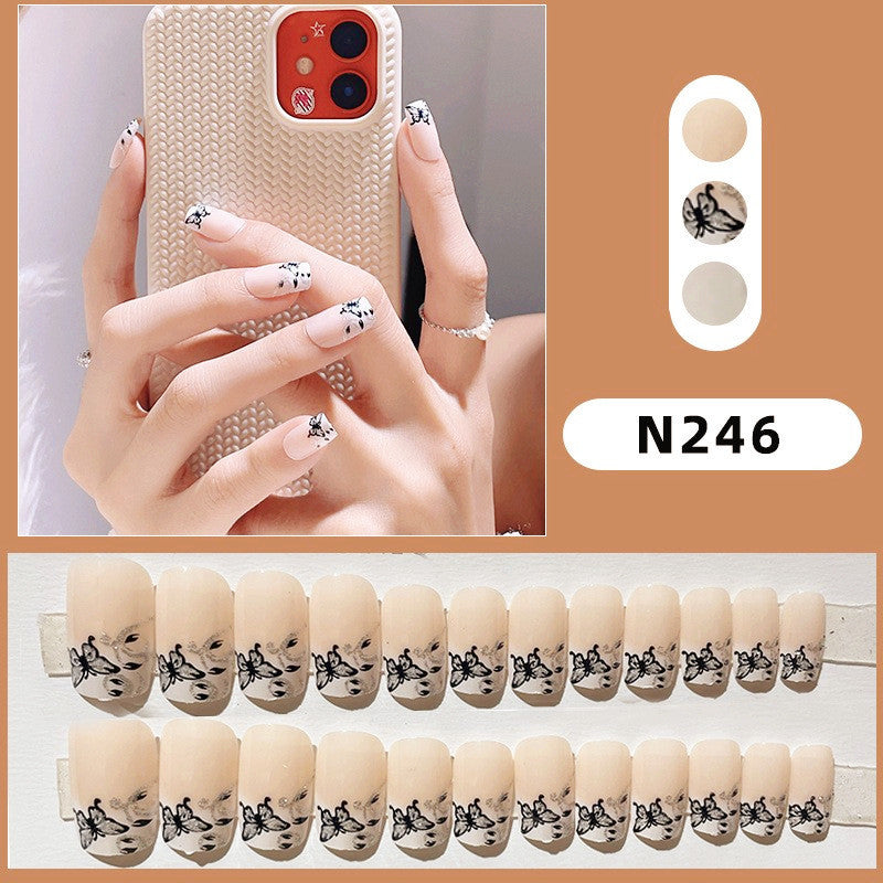 Künstlerisches Press-On-Nagel-Set mit Schmetterlingsdesigns