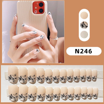 Künstlerisches Press-On-Nagel-Set mit Schmetterlingsdesigns