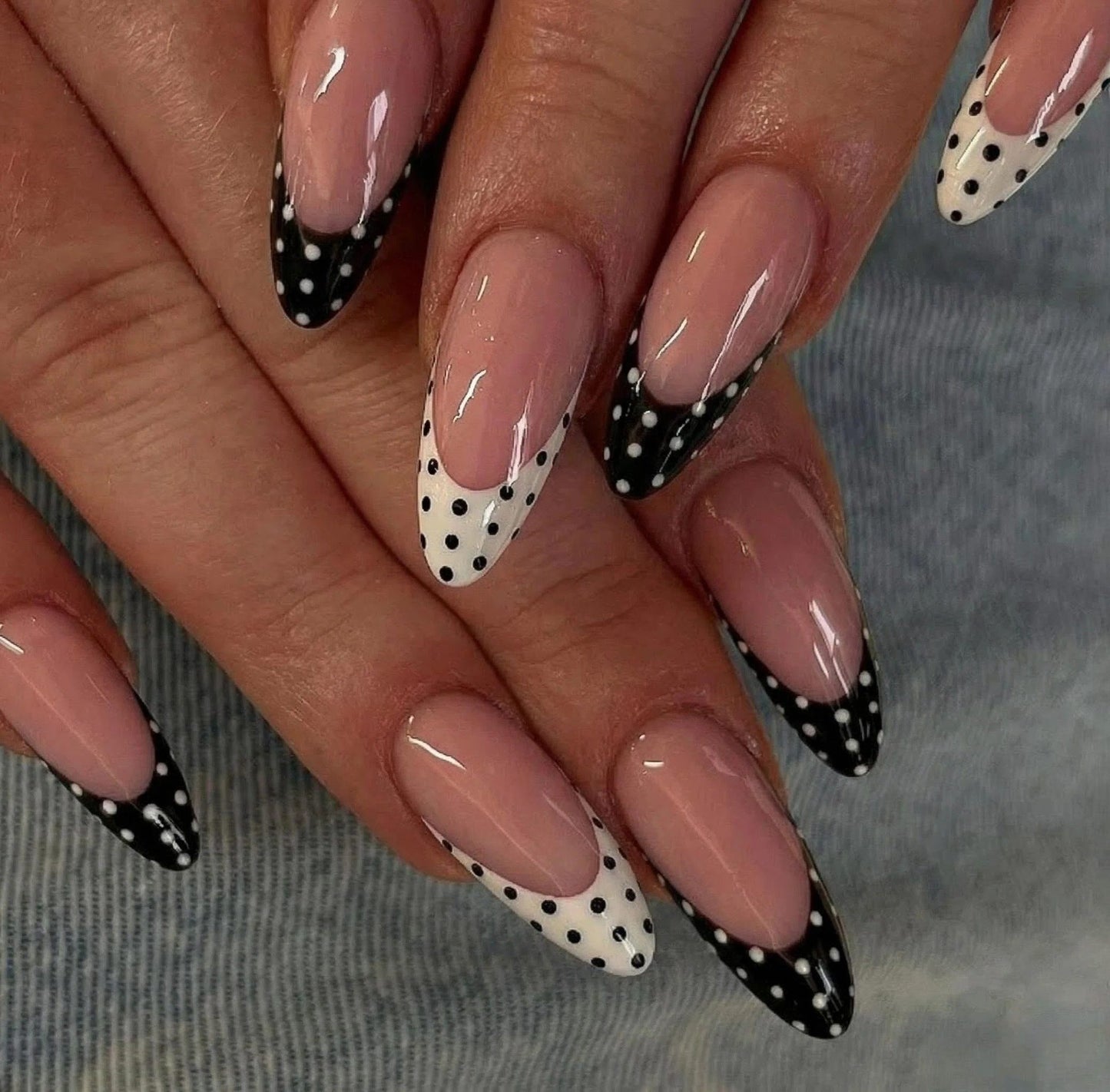 Stylishes gepunktetes Press-On-Nail-Design Brehn