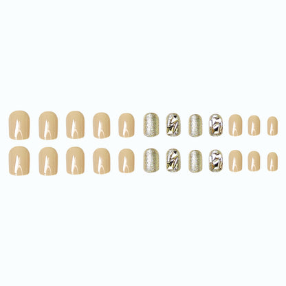 Kunstvolle Nail Art mit Glitzer-Akzenten Brehn