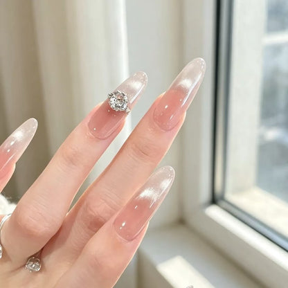 Elegante Stiletto-Nagelerhöhungen mit Kristallakzent