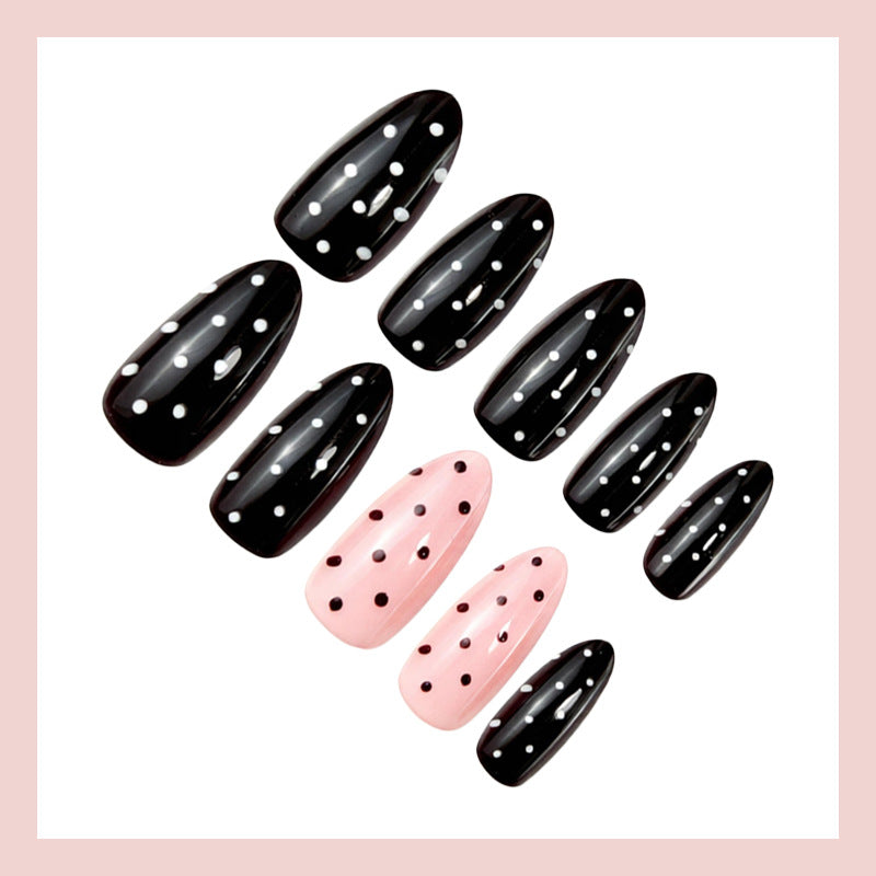 Kunstnagelset mit elegantem Polka-Dot Design Brehn