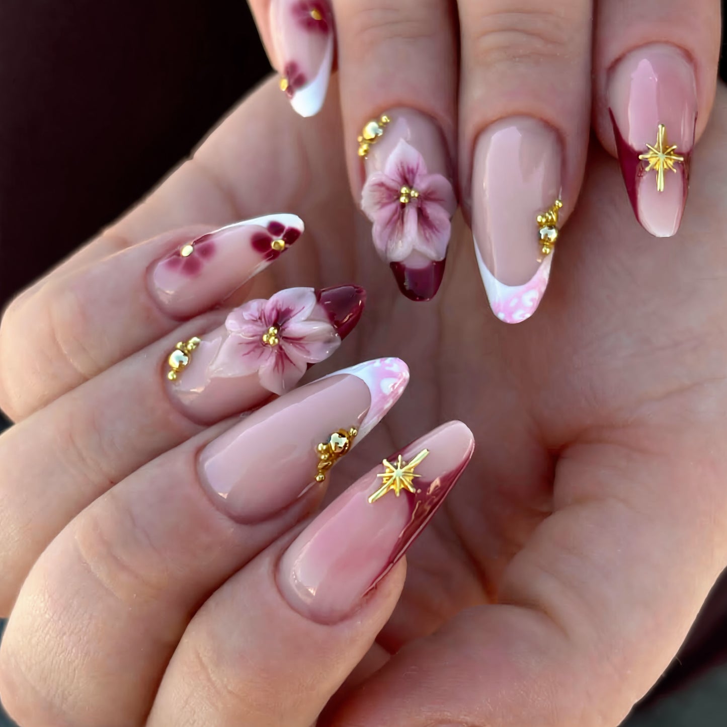 Künstlerische florale und goldene Akzentpress-on Nägel Brehn