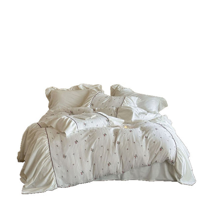 Bettwäsche-Set aus Baumwolle mit feiner Blütenstickerei, Volantkissen und Paspel Brehn