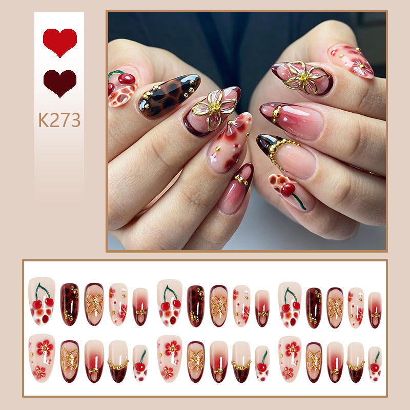 Kunstvolle Nagelspitzen mit fröhlichen Blumen- und Kirschdesign Brehn
