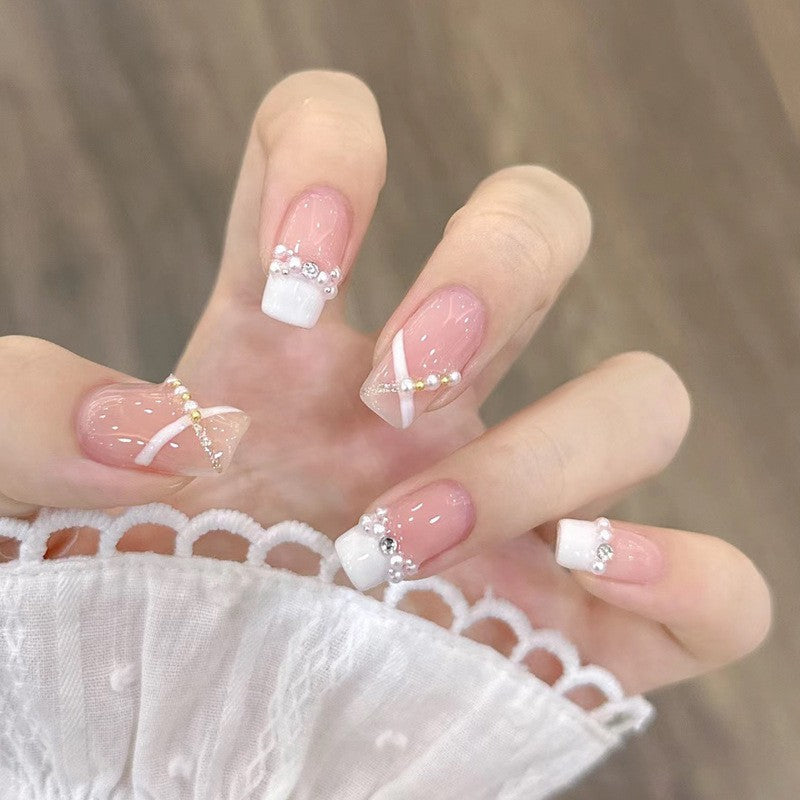Kunstfingernägel mit Herz-Design und Glamourösen Akzenten Brehn