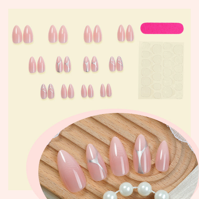 Elegantes Press-On Nail Set mit künstlerischen silbernen Akzenten Brehn