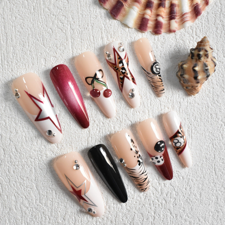Künstlerisches Stiletto Press-On Nagelset mit einzigartigen Designs Brehn