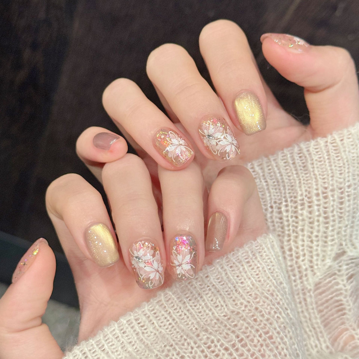Zart floral akzentuiertes Press-On Nail Art Set