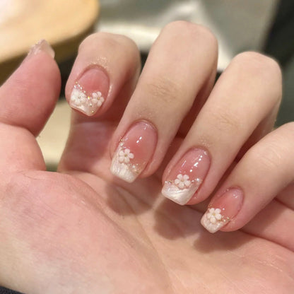 Kunstvolle Nagelverlängerungen mit zarten Blütenverzierungen Brehn