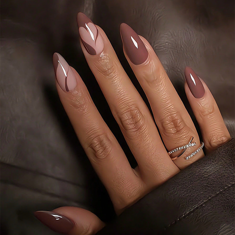 Kunstnagelset mit eleganten und kreativen Design-Elementen Brehn