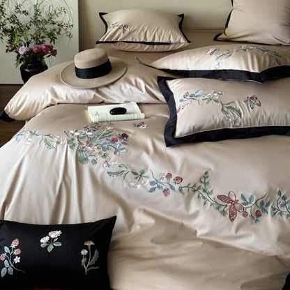 Luxuriöses besticktes Satin-Bettwäsche-Set mit Kontrastpaspel und Zierkissen