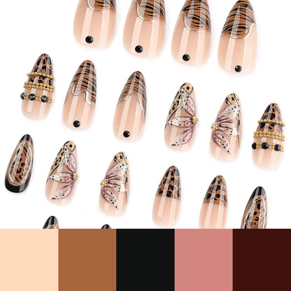 Kunstvoller Stiletto-Nagel mit floralen Akzenten und Goldverzierungen Brehn