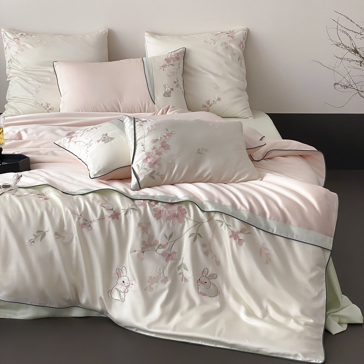 Luxe Satin-Feel Botanisch Gestickte Bettbezug-Ensemble mit Applikationshasen & Bandbindungsaum