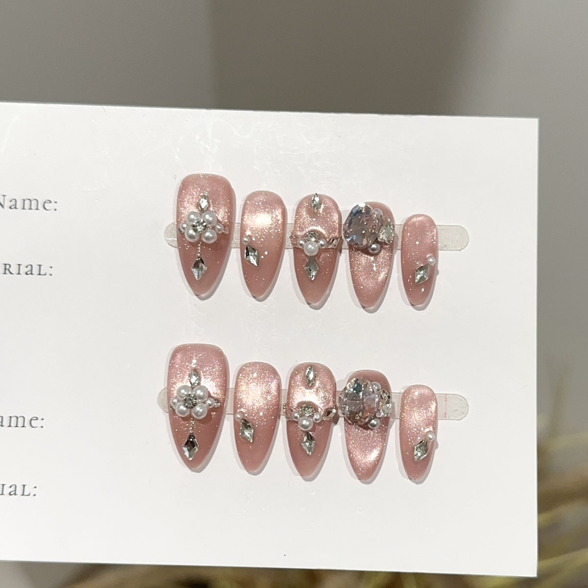 Glamouröses Press-On Nagelkunstset mit Perlen- und Steinelementen