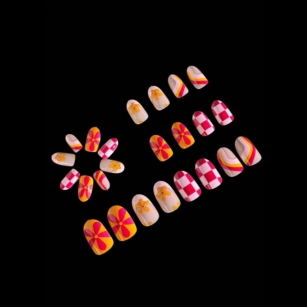 Kreatives Kunstnagelset mit lebendigen Mustern Brehn