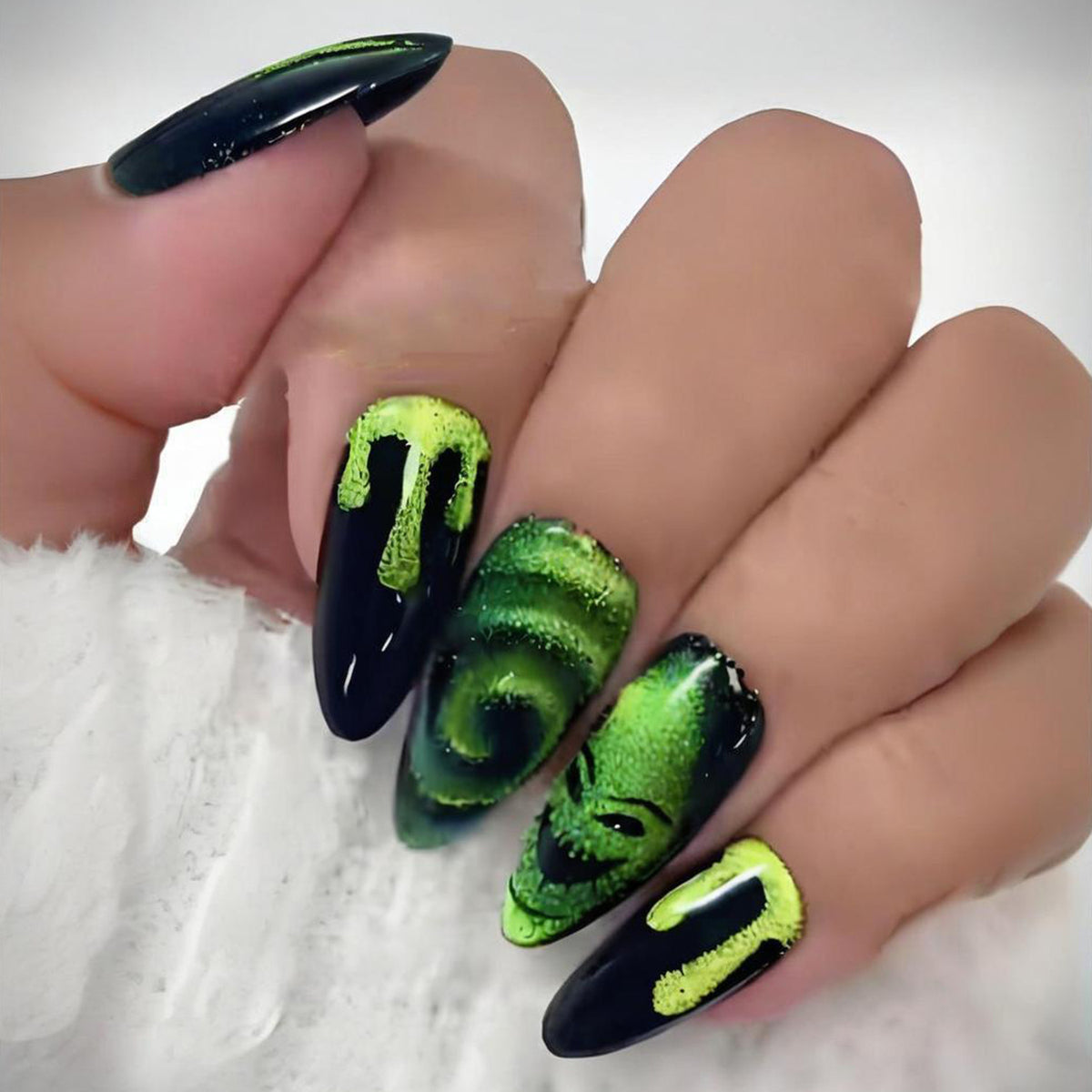 Kunstnägel Set mit gruseligen Halloween-Motiven Brehn