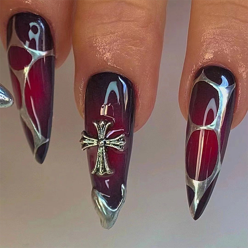 Kunstvolle Stiletto-Nägel mit eleganter Kreuzverzierung Brehn