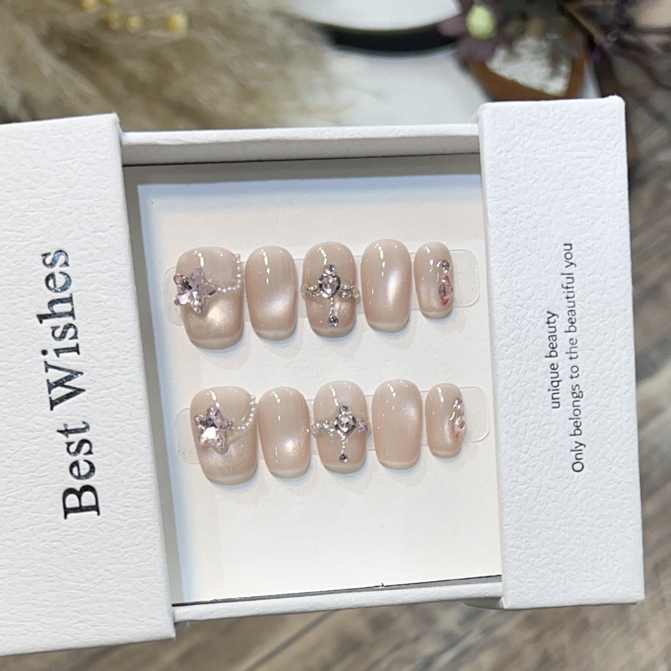 Elegantes Press-On-Nagelset mit floralen Akzenten Brehn