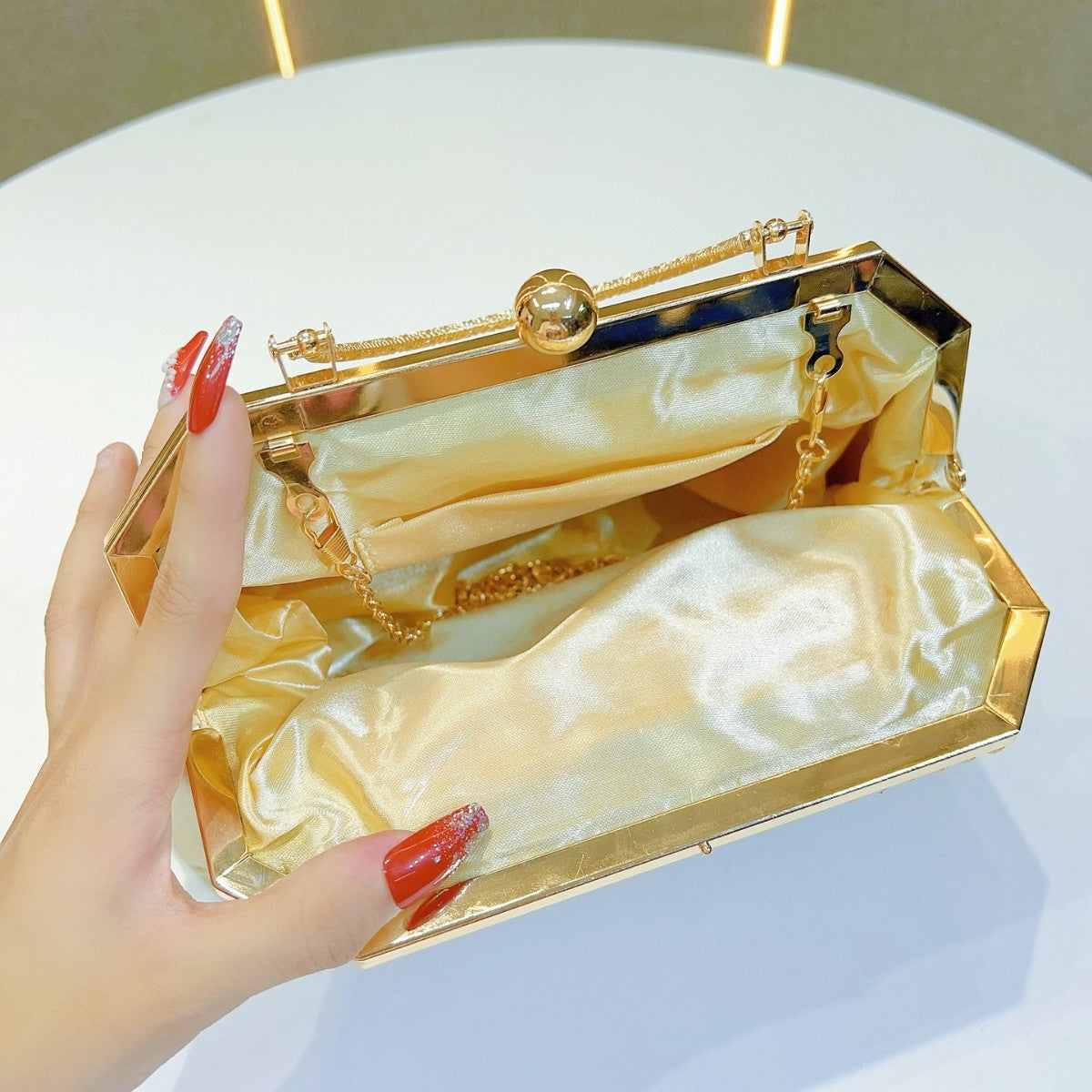 Luxuriöse Satin-Abendhandtasche