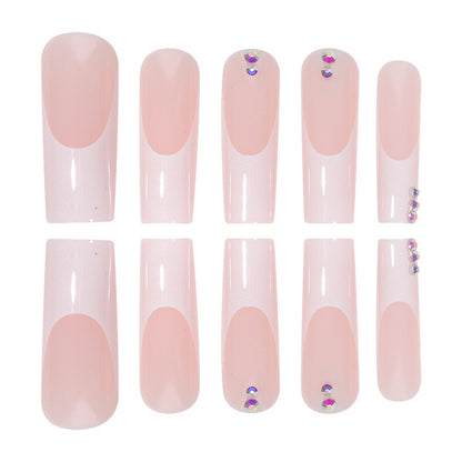 Kunstnagelset mit eleganten French-Spitzen und funkelnden Strassverzierungen Brehn