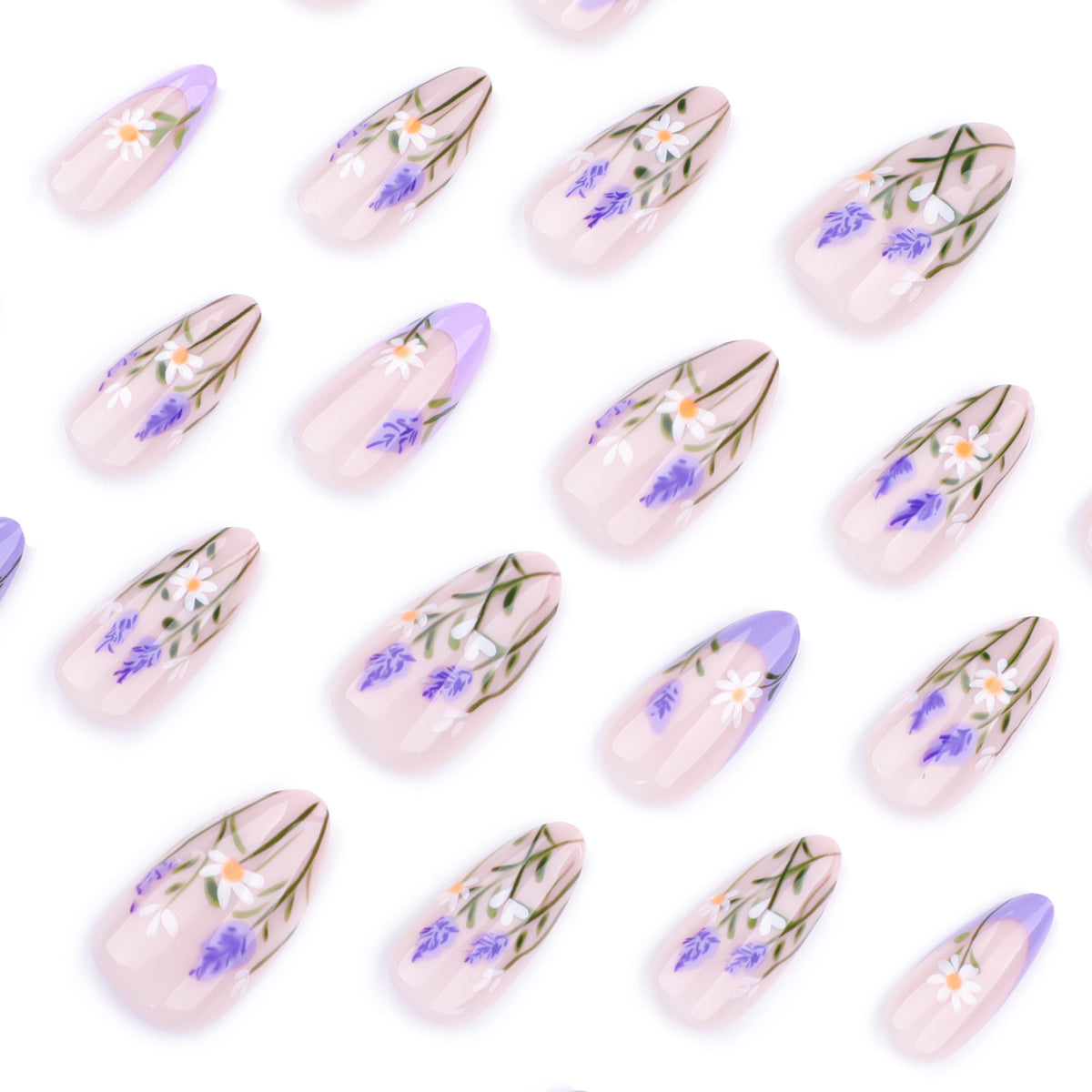 Kunstvolle Nagelkunst mit zarten Blumenverzierungen Brehn