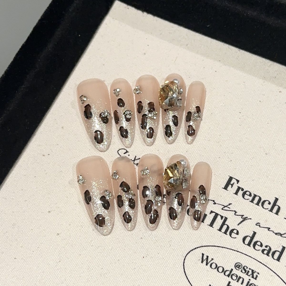 Künstlerisches, mit Edelsteinen verziertes Press-On-Nagelset