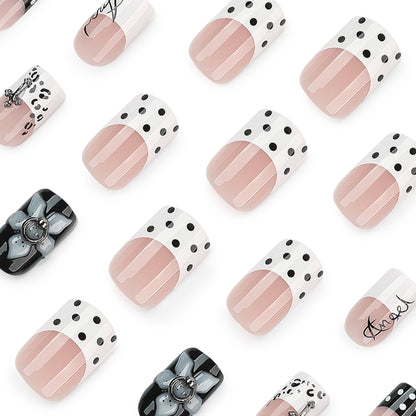 Kunstvolle Nagelverlängerungen mit elegantem Schwarz-Weiß Design Brehn