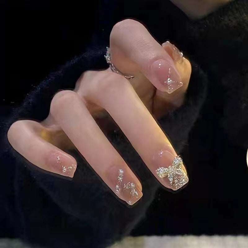 Glamouröse Glitter-Kunstnägel mit Schmetterlingselement Brehn