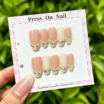 Künstlerisches Press-On Nail Art Set mit niedlichen Charakteren und Schleifenakzenten