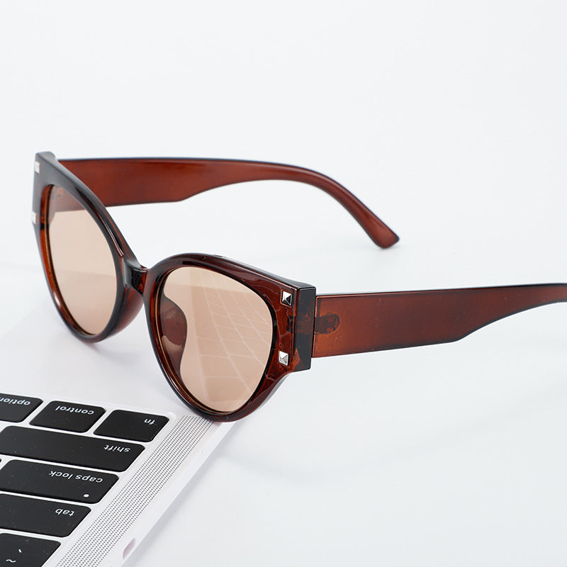 Damen trendige Cat-Eye Sonnenbrille mit glamourösen Akzenten Brehn