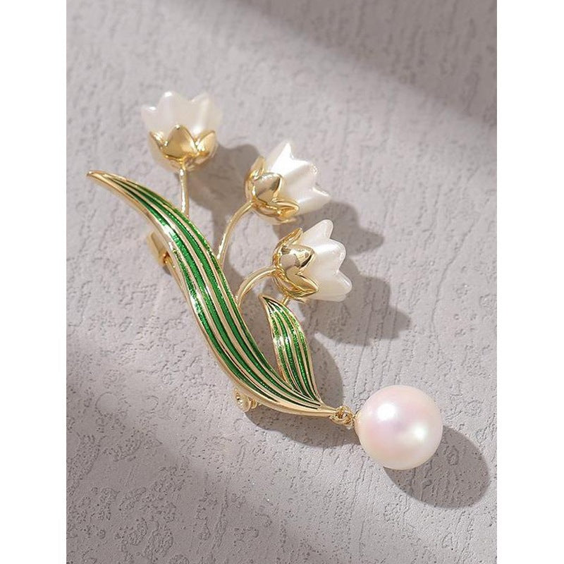 Elegante Blütenbrosche mit Perlenanhänger Brehn