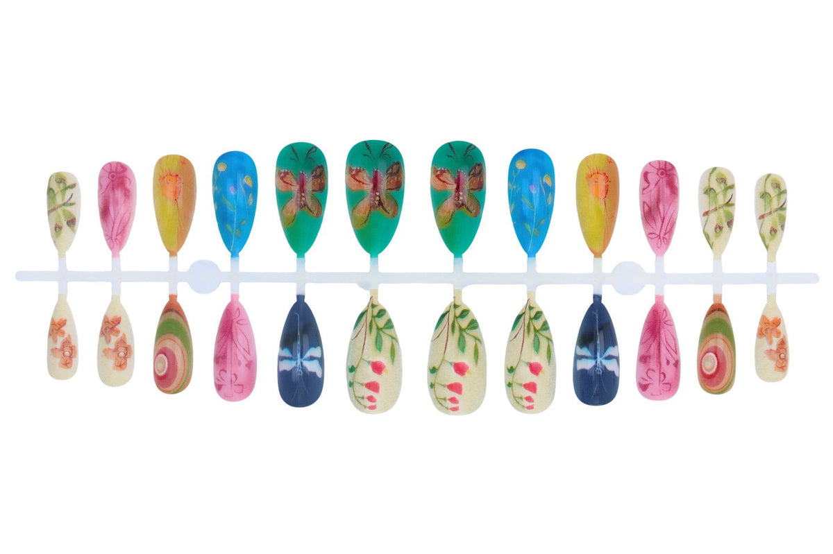 Kunstnagelset mit kreativen Handgemalten Designs und eleganten Details Brehn