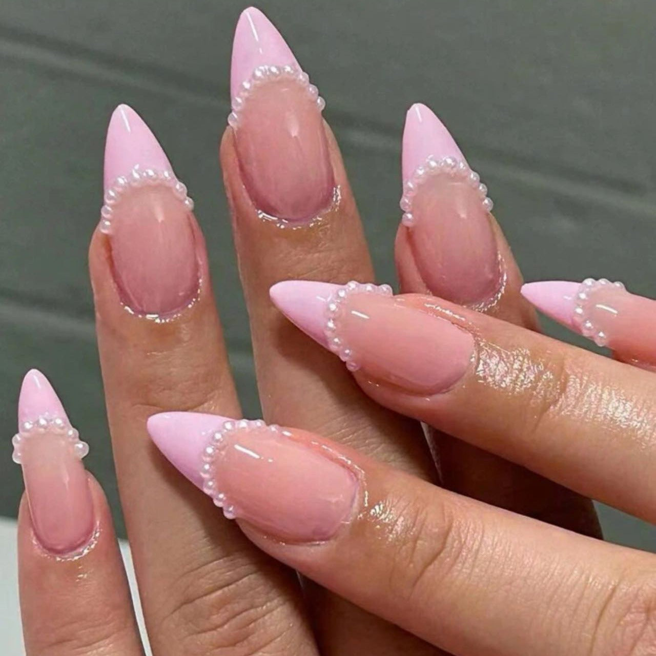 Kunstnagelset mit elegantem Perlendesign Brehn