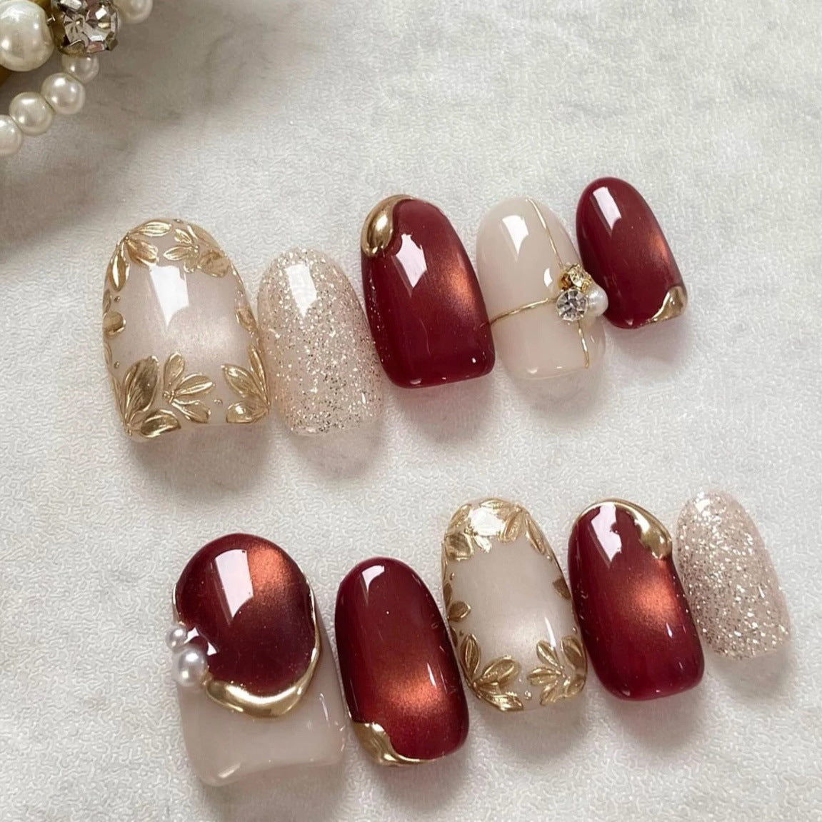 Kunstnägel mit elegantem Goldakzent Brehn
