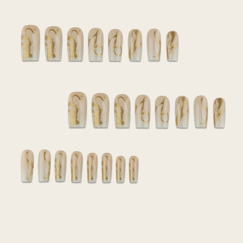 Kunstnägel mit Eleganten Goldakzenten Brehn